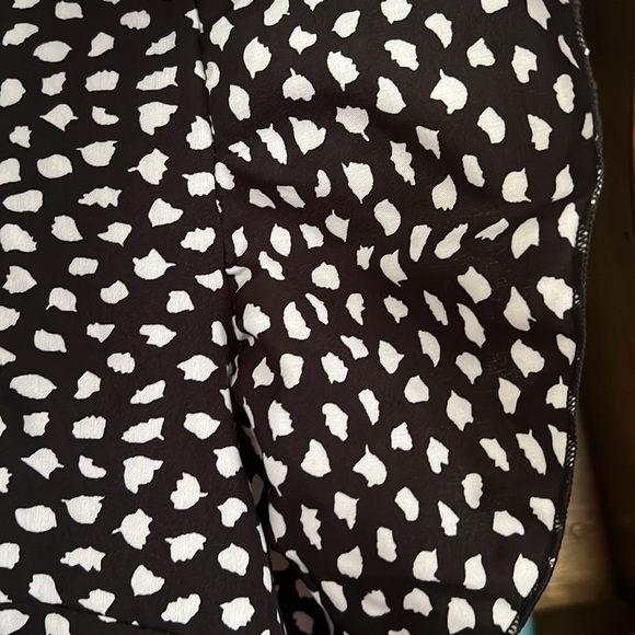 S H E I N Curve Black/White Design Ruffle Sleeve Top w/Tie Back, Size 2XL, NWOT, - Picture 2 of 5